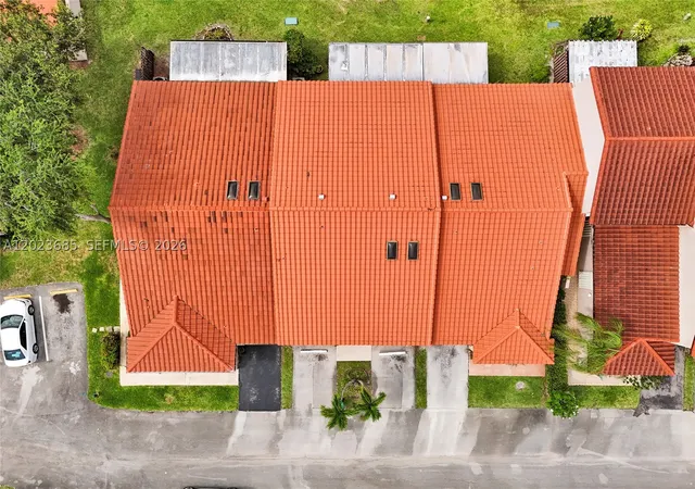 Photo 2 of Townhouse for sale at 3273 W Inverrary Blvd W, Lauderhill, FL 33319 | MLS# A12023685 | Listing updated on 2026-08-31