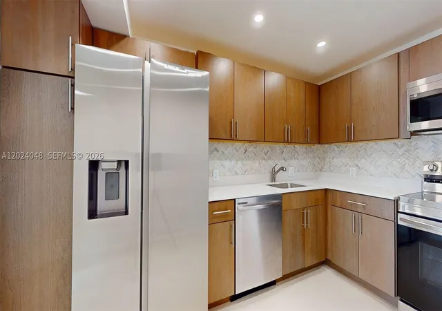 Listing Photo 1 - Condo for sale in building located at 20100 W Country Clb Dr, Aventura, FL 33180 - Unit #801