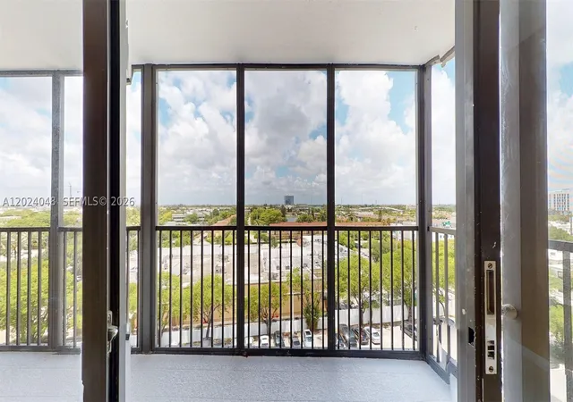 Listing Photo 3 - Condo for sale in building located at 20100 W Country Clb Dr, Aventura, FL 33180 - Unit #801