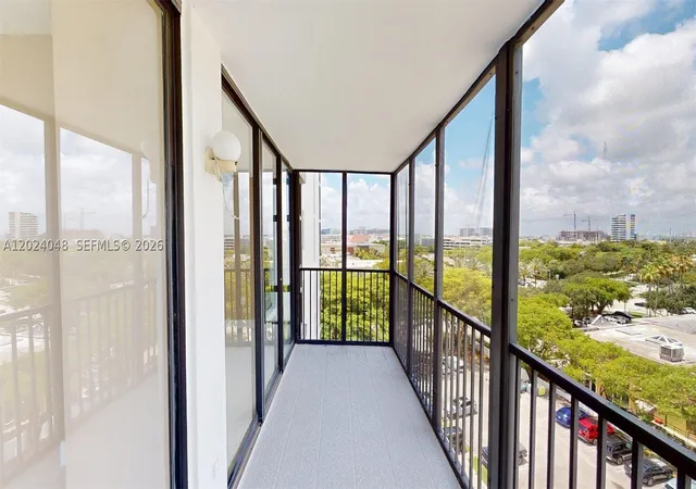 Listing Photo 4 - Condo for sale in building located at 20100 W Country Clb Dr, Aventura, FL 33180 - Unit #801