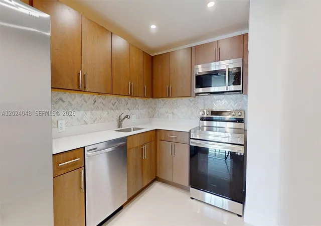 Listing Photo 5 - Condo for sale in building located at 20100 W Country Clb Dr, Aventura, FL 33180 - Unit #801