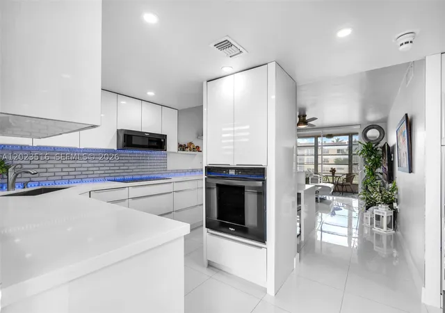 Listing Photo 3 - Condo for sale in building located at 8881 Sunrise Lakes Blvd, Sunrise, FL 33322 - Unit #206