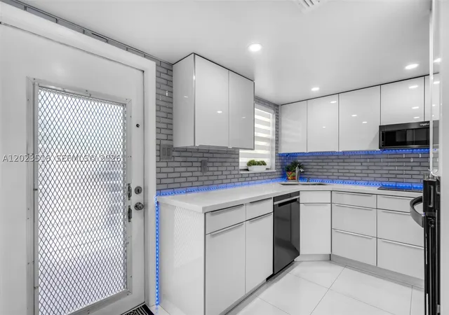 Listing Photo 4 - Condo for sale in building located at 8881 Sunrise Lakes Blvd, Sunrise, FL 33322 - Unit #206
