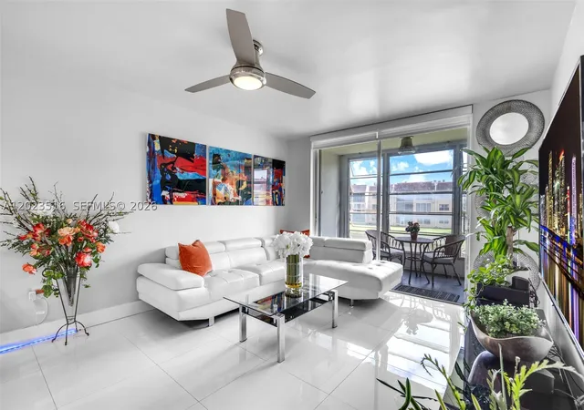 Listing Photo 5 - Condo for sale in building located at 8881 Sunrise Lakes Blvd, Sunrise, FL 33322 - Unit #206