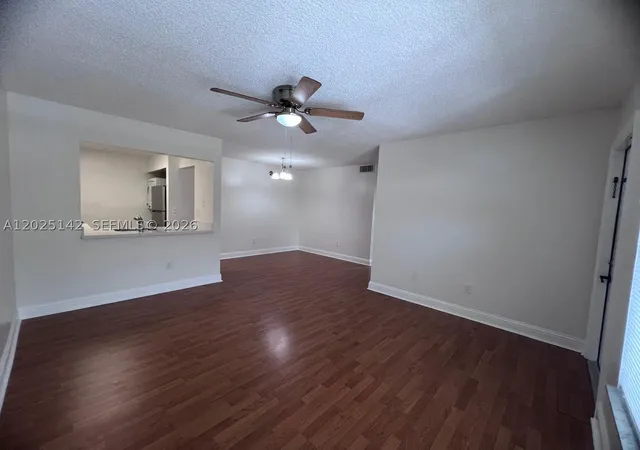 Listing Photo 4 - Condo for sale in building located at 2570 W 67Th Pl, Hialeah, FL 33016 - Unit #21-2