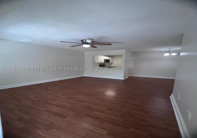 Listing Photo 5 - Condo for sale in building located at 2570 W 67Th Pl, Hialeah, FL 33016 - Unit #21-2