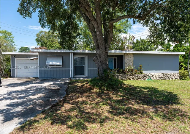 Photo 2 of Single family home for sale at 982 Sw Airoso Blvd, Port St Lucie, FL 34983 | MLS# A12023250 | Listing updated on 2026-08-30