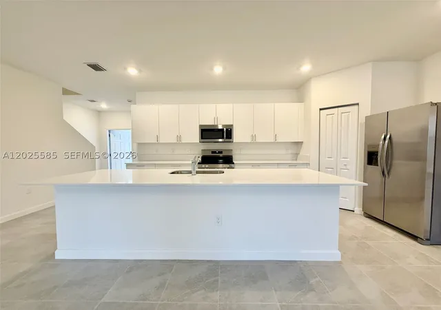 Photo 1 of Townhouse for sale at 2958 Park Pl #5838, Dania Beach, FL 33312 | MLS# A12025585 | Listing updated on 2026-08-28