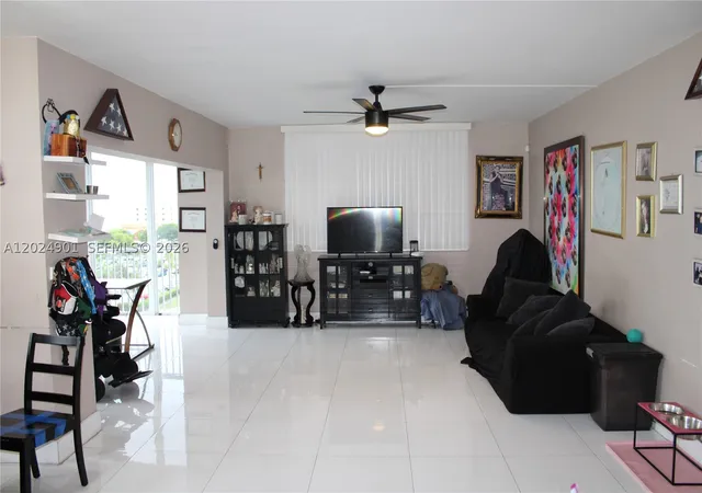 Photo 4 of Condo for sale at 4200 Hillcrest Dr #820, Hollywood, FL 33021 | MLS# A12024901 | Listing updated on 2026-08-27
