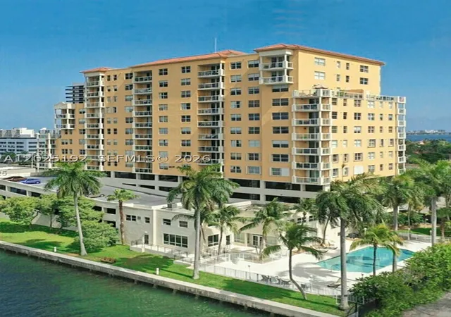 Photo 3 of Condo for sale at 1625 Kennedy Cswy #1207C, North Bay Village, FL 33141 | MLS# A12025192 | Listing updated on 2026-09-16