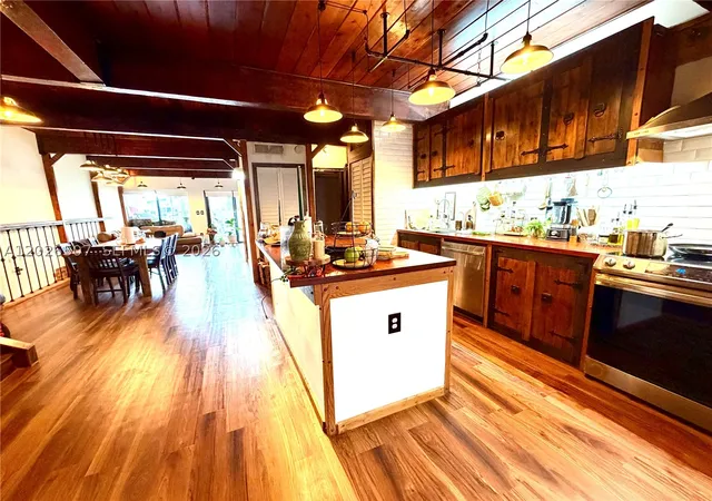 Photo 2 of Townhouse for sale at 19440 Ne 26th Ave #52B, Miami, FL 33180 | MLS# A12026507 | Listing updated on 2026-09-22