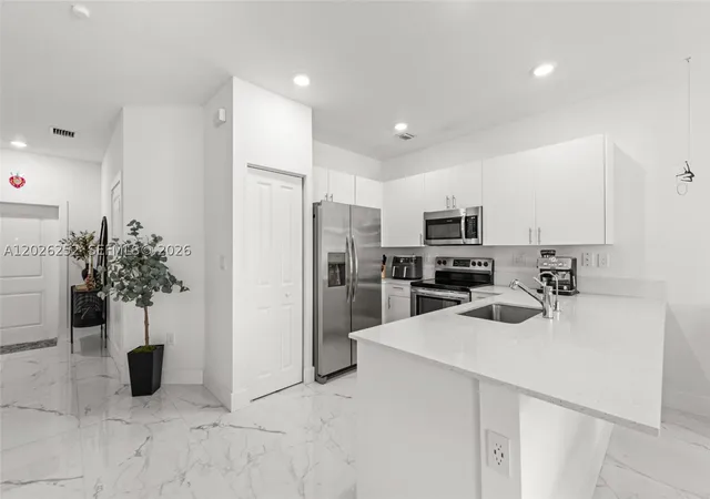 Photo 2 of Townhouse for sale at 577 Nw 204th St, Miami, FL 33169 | MLS# A12026252 | Listing updated on 2026-09-10