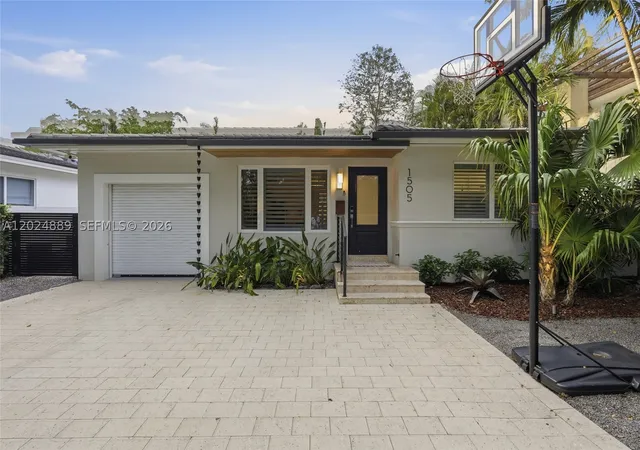 Photo 3 of Sale Pending at 1505 Robbia Ave, Coral Gables, FL 33146 | MLS# A12024889 | Listing updated on 2026-09-10