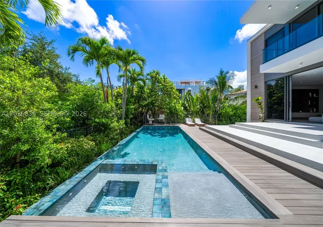 Photo 3 of Single family home for sale at 571 Glenridge Rd, Key Biscayne, FL 33149 | MLS# A12025834 | Listing updated on 2026-09-15