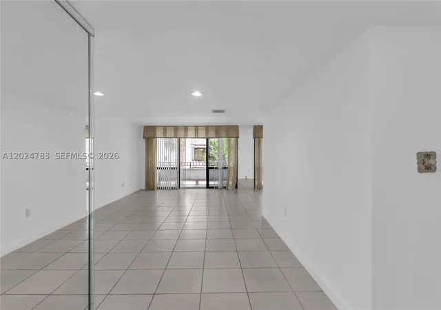 Listing Photo 4 - Condo for sale in The Towers of Kendale Lakes located at 13951 Kendale Lakes Cir, Miami, FL 33183 - Unit #208A