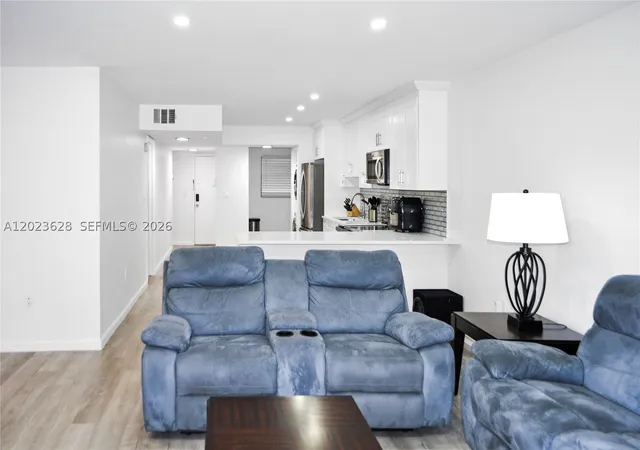 Listing Photo 4 - Condo for sale in building located at 1021 Mockingbird Ln, Plantation, FL 33324 - Unit #202