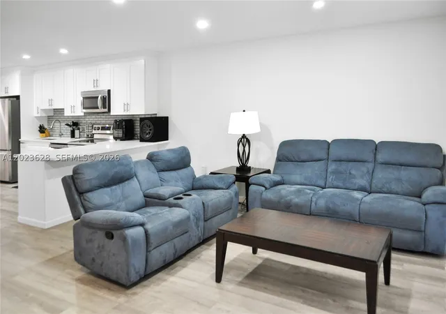 Listing Photo 5 - Condo for sale in building located at 1021 Mockingbird Ln, Plantation, FL 33324 - Unit #202