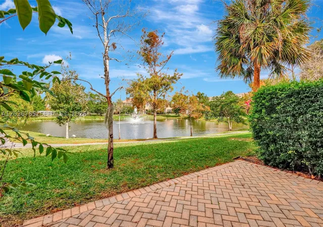 Photo 4 of Townhouse for sale at 4302 Colony View Dr, Lake Worth, FL 33463 | MLS# A12026785 | Listing updated on 2026-08-26