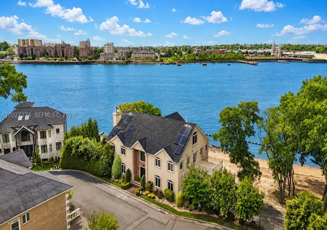 Photo 3 of Single family home for sale at 30 Aviva Ct, Staten Island, NY 10307 | MLS# A12027273 | Listing updated on 2026-09-29