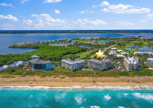 Listing Photo 5 - Condo for sale in building located at 429 Ne Tradewind Ln, Stuart, FL 34996 - Unit #305