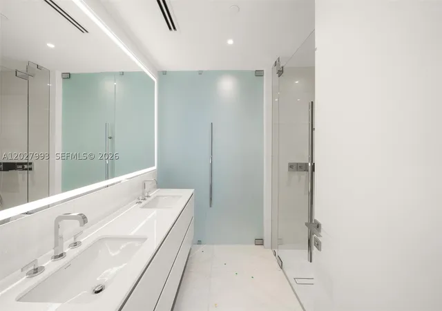 Photo 4 of Condo for sale at 300 Biscayne Boulevard Way #3905W, Miami, FL 33131 | MLS# A12027993 | Listing updated on 2026-09-17