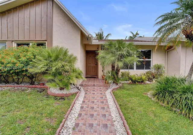 Photo 1 of Single family home for sale at 417 Se 4th St, Dania Beach, FL 33004 | MLS# A12028249 | Listing updated on 2026-09-24