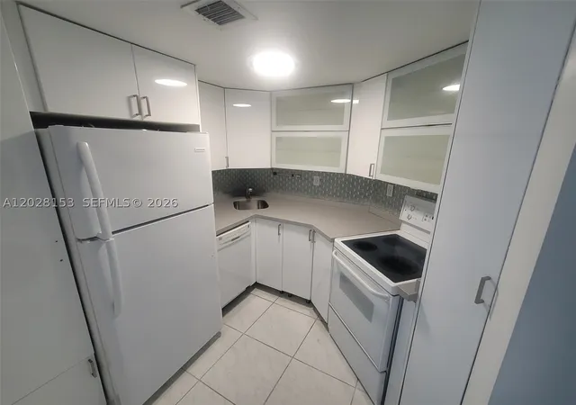 Photo 2 of Sale Pending at 2600 Collins Ave #411, Miami Beach, FL 33140 | MLS# A12028153 | Listing updated on 2026-09-06