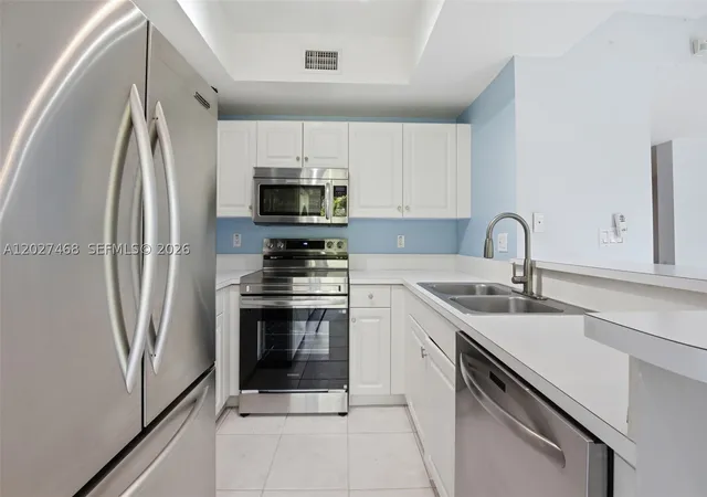 Listing Photo 4 - Condo for sale in building located at 10180 Sw 88Th St, Miami, FL 33176 - Unit #403