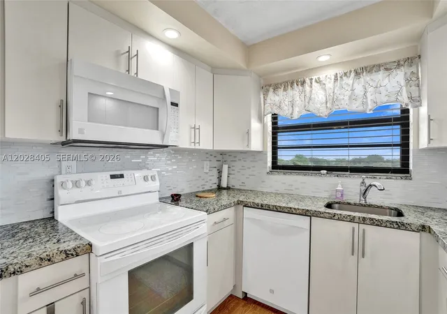 Photo 3 of Condo for sale at 901 Colony Point Cir #501, Pembroke Pines, FL 33026 | MLS# A12028405 | Listing updated on 2026-09-08