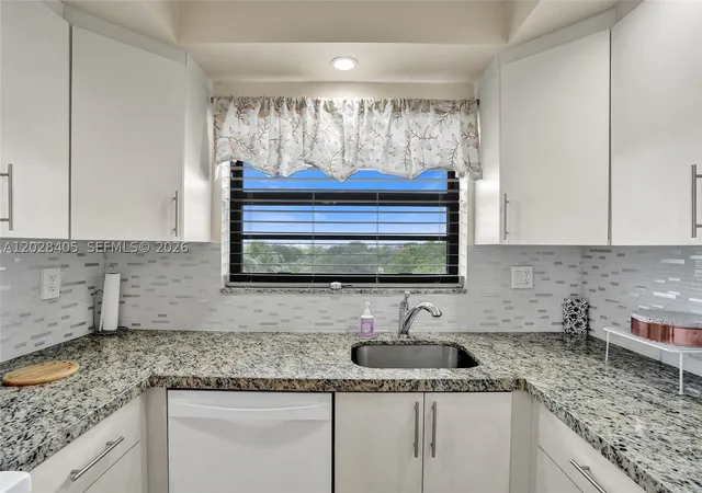 Photo 4 of Condo for sale at 901 Colony Point Cir #501, Pembroke Pines, FL 33026 | MLS# A12028405 | Listing updated on 2026-09-08