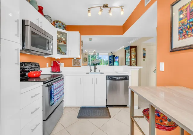 3rd image of 6795 Huntington Ln, Delray Beach, FL 33446