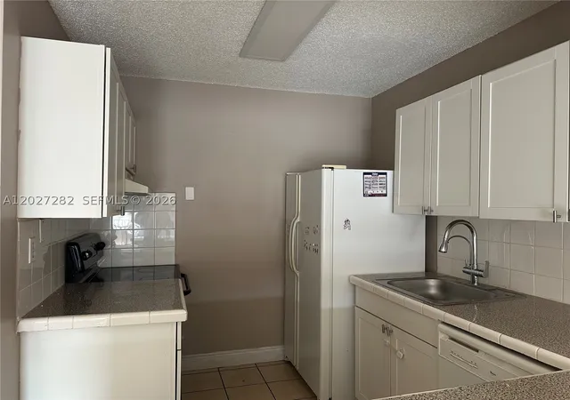 Listing Photo 2 - Condo for sale in building located at 890 Sw 129Th Pl, Miami, FL 33184 - Unit #208