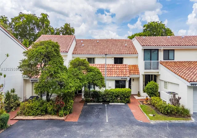 Listing Photo 4 - Condo for sale in building located at 20306 NE 34th Ct, Aventura, FL 33055 - Unit #39