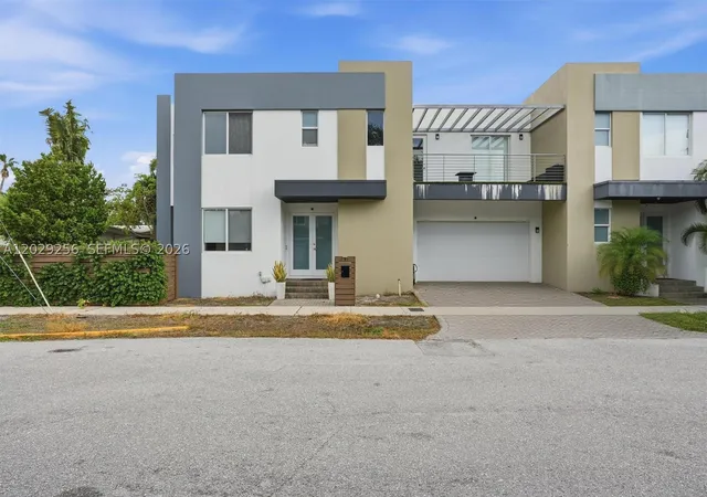 Photo 2 of Sale Pending at 1417 Ne 17th St, Fort Lauderdale, FL 33305 | MLS# A12029256 | Listing updated on 2026-08-26