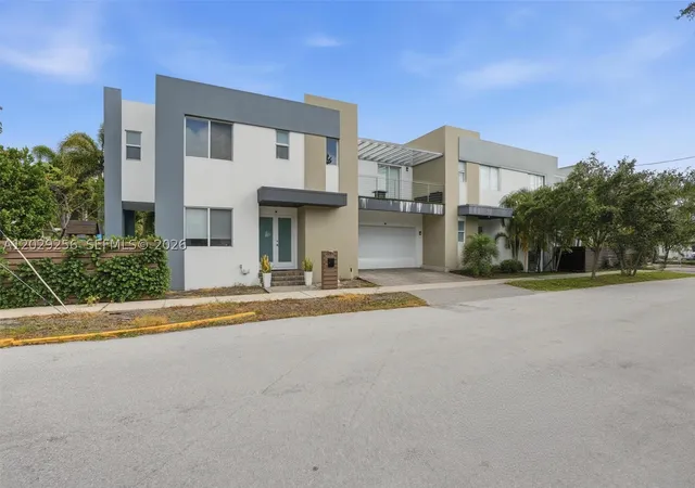 Photo 3 of Sale Pending at 1417 Ne 17th St, Fort Lauderdale, FL 33305 | MLS# A12029256 | Listing updated on 2026-08-26