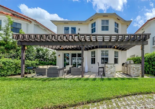 Photo 1 of Single family home for sale at 10555 Nw 69th Ter, Doral, FL 33178 | MLS# A12028620 | Listing updated on 2026-09-07