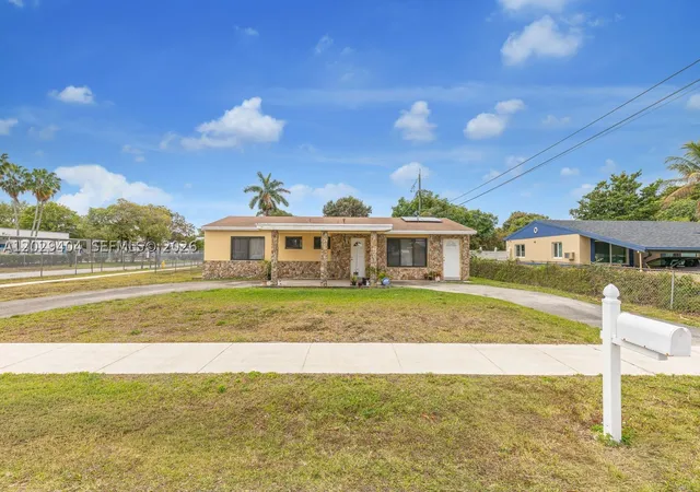 Photo 4 of Single family home for sale at 6200 Sw 18Th St, Pompano Beach, FL 33068 | MLS# A12029404 | Listing updated on 2026-09-10