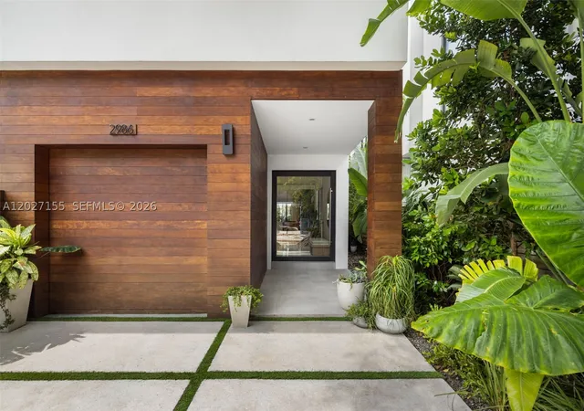 Photo 2 of Townhouse for sale at 2986 Coconut Ave, Coconut Grove, FL 33133 | MLS# A12027155 | Listing updated on 2026-09-12
