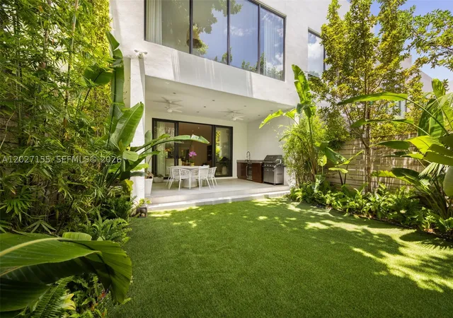 Photo 31 of Townhouse for sale at 2986 Coconut Ave, Coconut Grove, FL 33133 | MLS# A12027155 | Listing updated on 2026-10-03