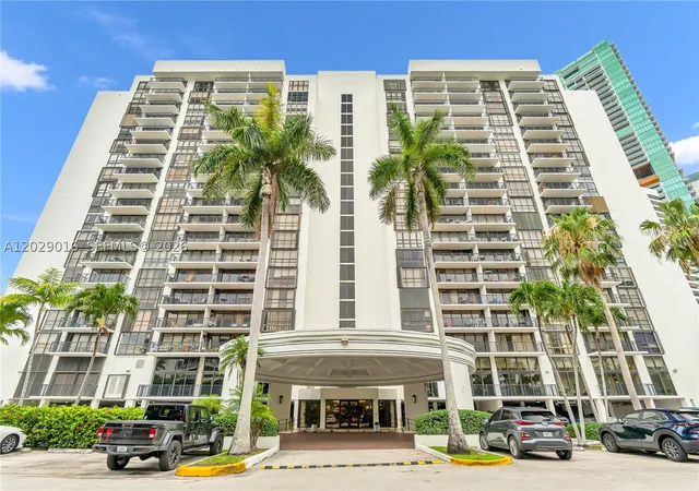 Listing Photo 1 - Condo for sale in Costa Bella Condominium located at 1450 Brickell Bay Dr, Miami, FL 33131 - Unit #1815