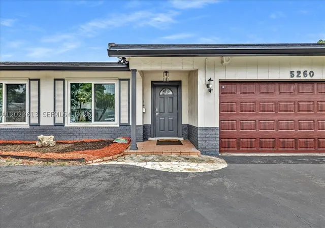 Photo 2 of Single family home for sale at 5260 Sw 10th Ct, Plantation, FL 33317 | MLS# A12023613 | Listing updated on 2026-10-04