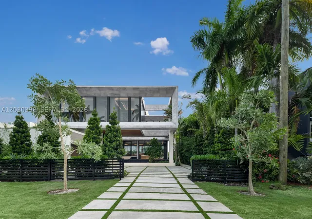 Photo 2 of Mansion for sale at 360 S Hibiscus Dr, Miami Beach, FL 33139 | MLS# A12030398 | Listing updated on 2026-10-01