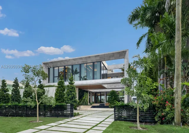 Photo 3 of Mansion for sale at 360 S Hibiscus Dr, Miami Beach, FL 33139 | MLS# A12030398 | Listing updated on 2026-10-01