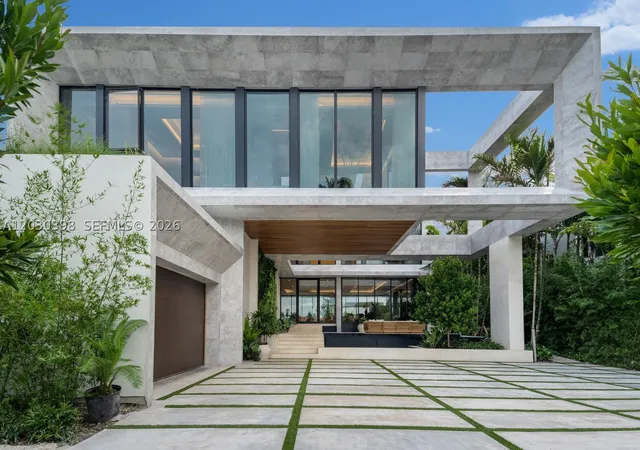 Photo 3 of Single family home for sale at 360 S Hibiscus Dr, Miami Beach, FL 33139 | MLS# A12030398 | Listing updated on 2026-10-01