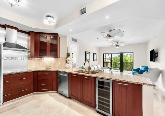 Listing Photo 5 - Condo for sale in building located at 2501 N Ocean Blvd, Fort Lauderdale, FL 33062 - Unit #452