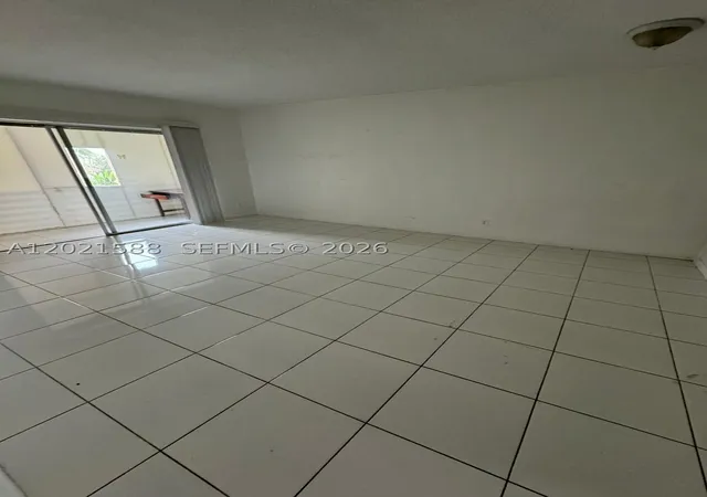 Listing Photo 4 - Condo for sale in building located at 20201 Ne 29Th Ct, Aventura, FL 33180 - Unit #D329
