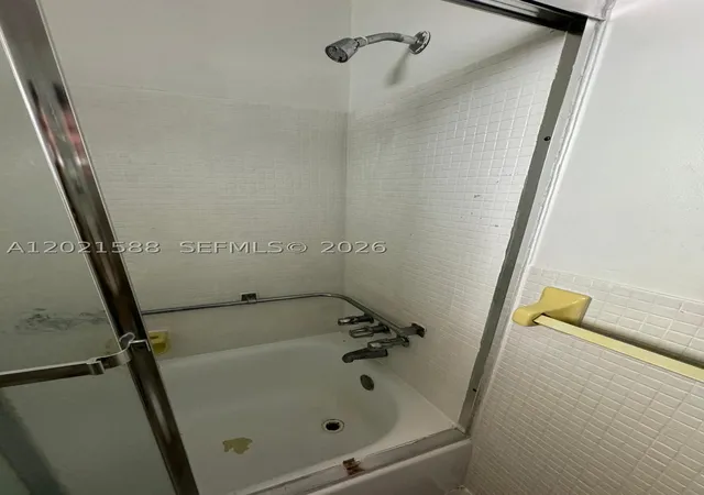 Listing Photo 5 - Condo for sale in building located at 20201 Ne 29Th Ct, Aventura, FL 33180 - Unit #D329