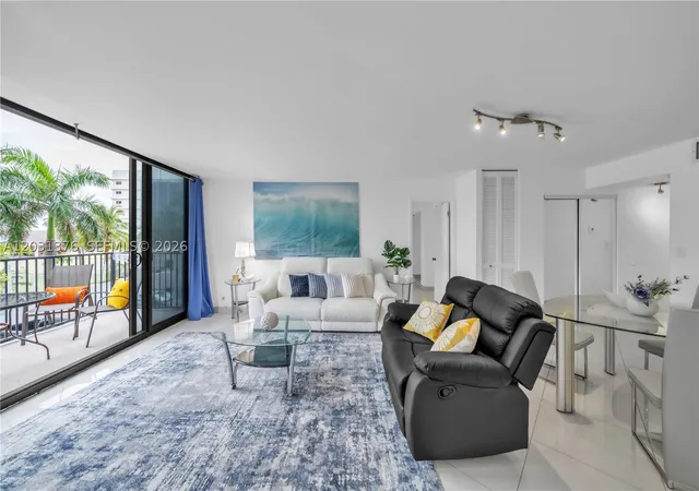 Listing Photo 3 - Condo for sale in building located at 2101 S Ocean Dr, Hollywood, FL 33019 - Unit #204