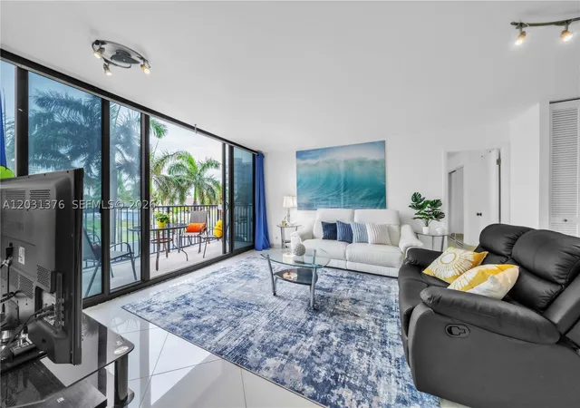 Listing Photo 4 - Condo for sale in building located at 2101 S Ocean Dr, Hollywood, FL 33019 - Unit #204