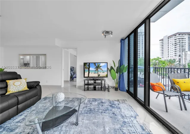 Listing Photo 5 - Condo for sale in building located at 2101 S Ocean Dr, Hollywood, FL 33019 - Unit #204